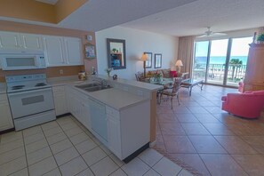 Fridge, microwave, oven, stovetop - Majestic Sun 0213B - Amazing Views! Indoor/Outdoor Heated Pool! Discount Golf (Miramar Beach)