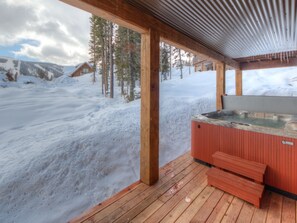 Outdoor spa tub - Big Sky Vacation Rentals: PR Oglala 13 (Big Sky)