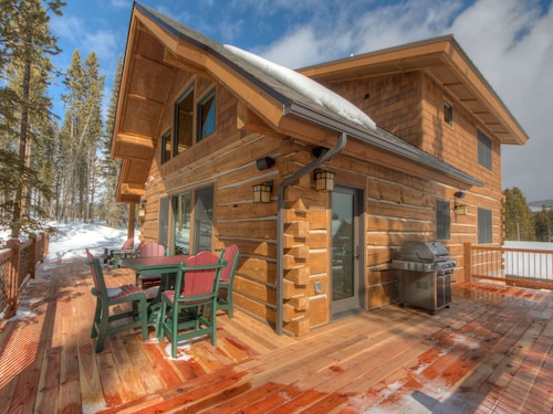 Oglala 13 | Ski-in/Ski-out Cabin with Hot Tub