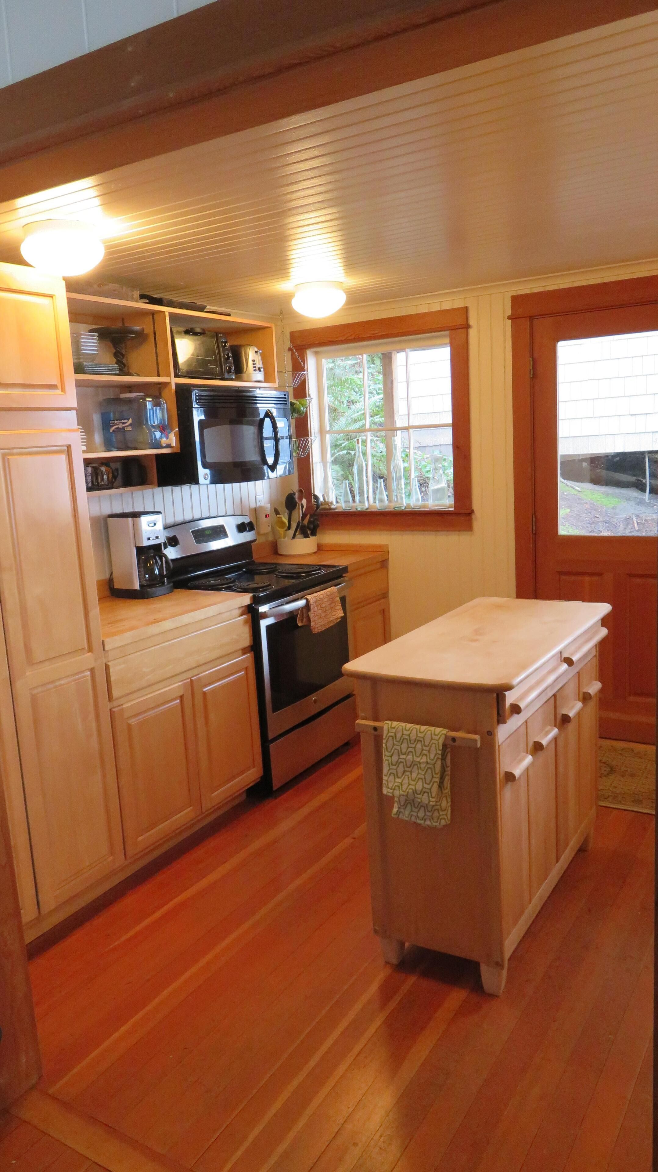 Rustic 1935 Walk-in Waterfront Cabin on Colvos Passage