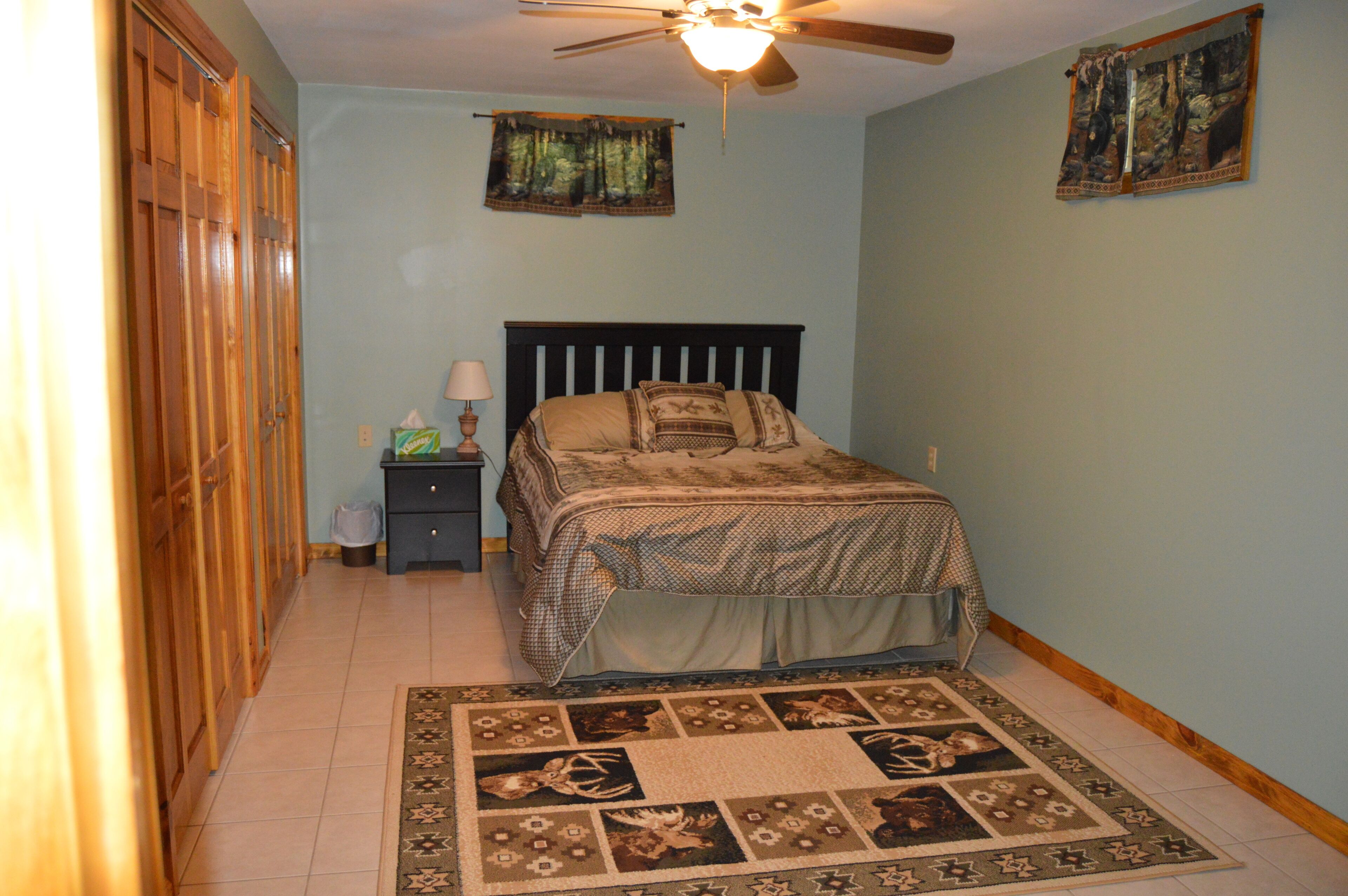 5 bedrooms, travel crib, WiFi, bed sheets