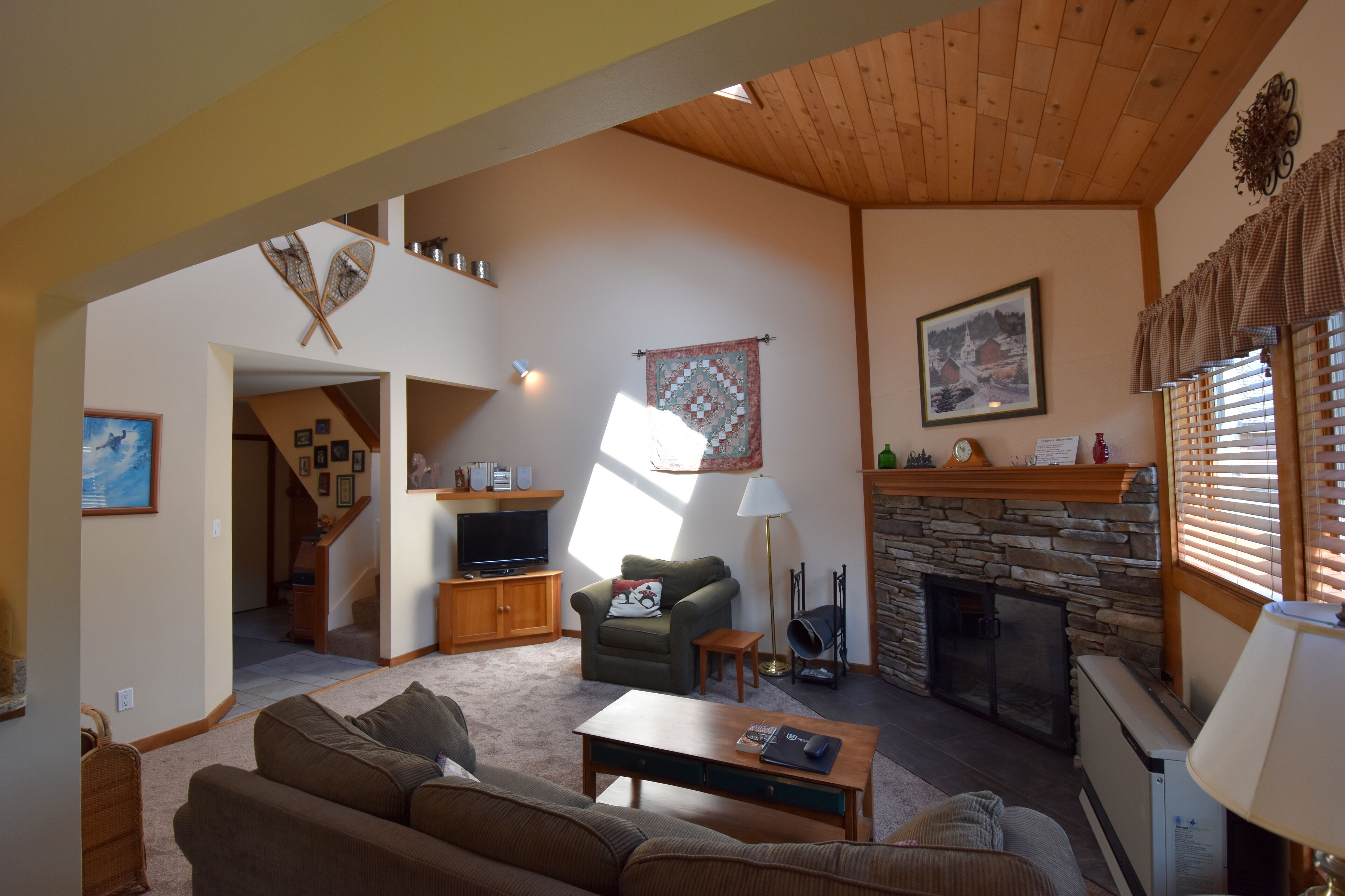 Trail Creek Top Two Floor End Unit 2 Full Bath 2 Queen Beds plus a sleeper sofa