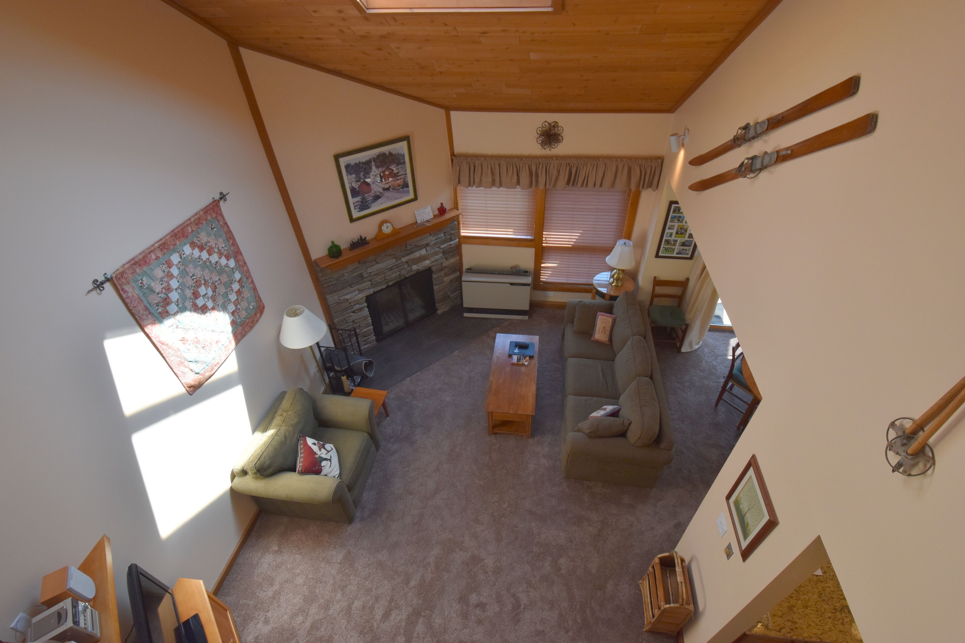 Trail Creek Top Two Floor End Unit 2 Full Bath 2 Queen Beds plus a sleeper sofa