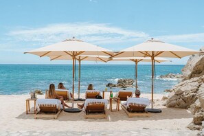 Am Strand, Liegestühle, Strandtücher