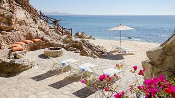 Plage, chaises longues, serviettes de plage