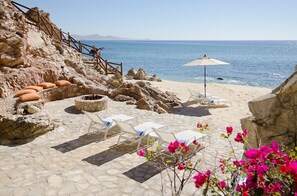 Plage, chaises longues, serviettes de plage