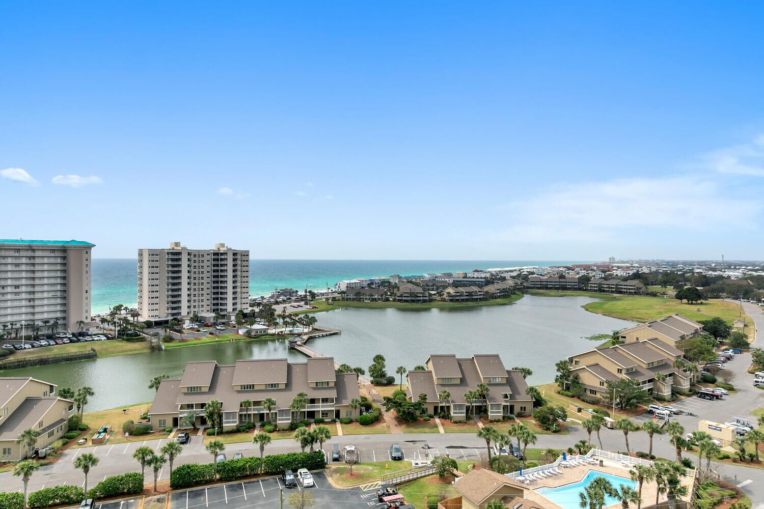 Un complejo turístico frente al mar con villas privadas, un puerto deportivo y un gran hotel.