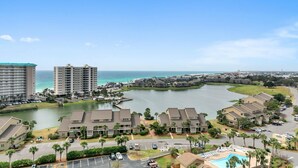 Une station balnéaire dotée de villas en bord de mer, d’un port de plaisance et d’un grand hôtel.