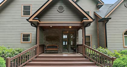 Mountaintop Oasis: Family Fun, Paved Access, Very Close to Town and Blue RidgeP