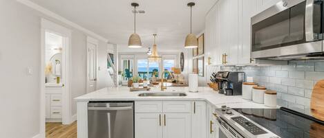 Refrigerador, microondas, horno, placa de cocina