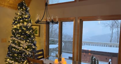 ASHEVILLE Luxury chalet HOT TUB VIEWS 7 Acres Private Romantic