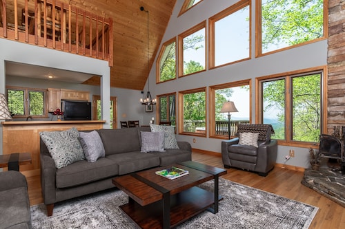 ASHEVILLE Luxury chalet HOT TUB  SPECTACULAR VIEWS 7 Acres Romantic Tranquility