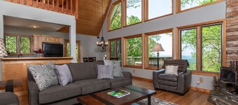 ASHEVILLE Luxury chalet HOT TUB  VIEWS 7 Acres Privacy Memorial Week end Avail