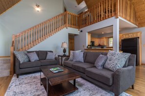 Smart TV, fireplace, books - ASHEVILLE Luxury chalet HOT TUB  VIEWS 7 Acres Privacy Memorial Week end Avail (Fairview)