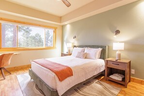 2 soverom, skrivebord, strykejern/-brett og reiseseng for barn