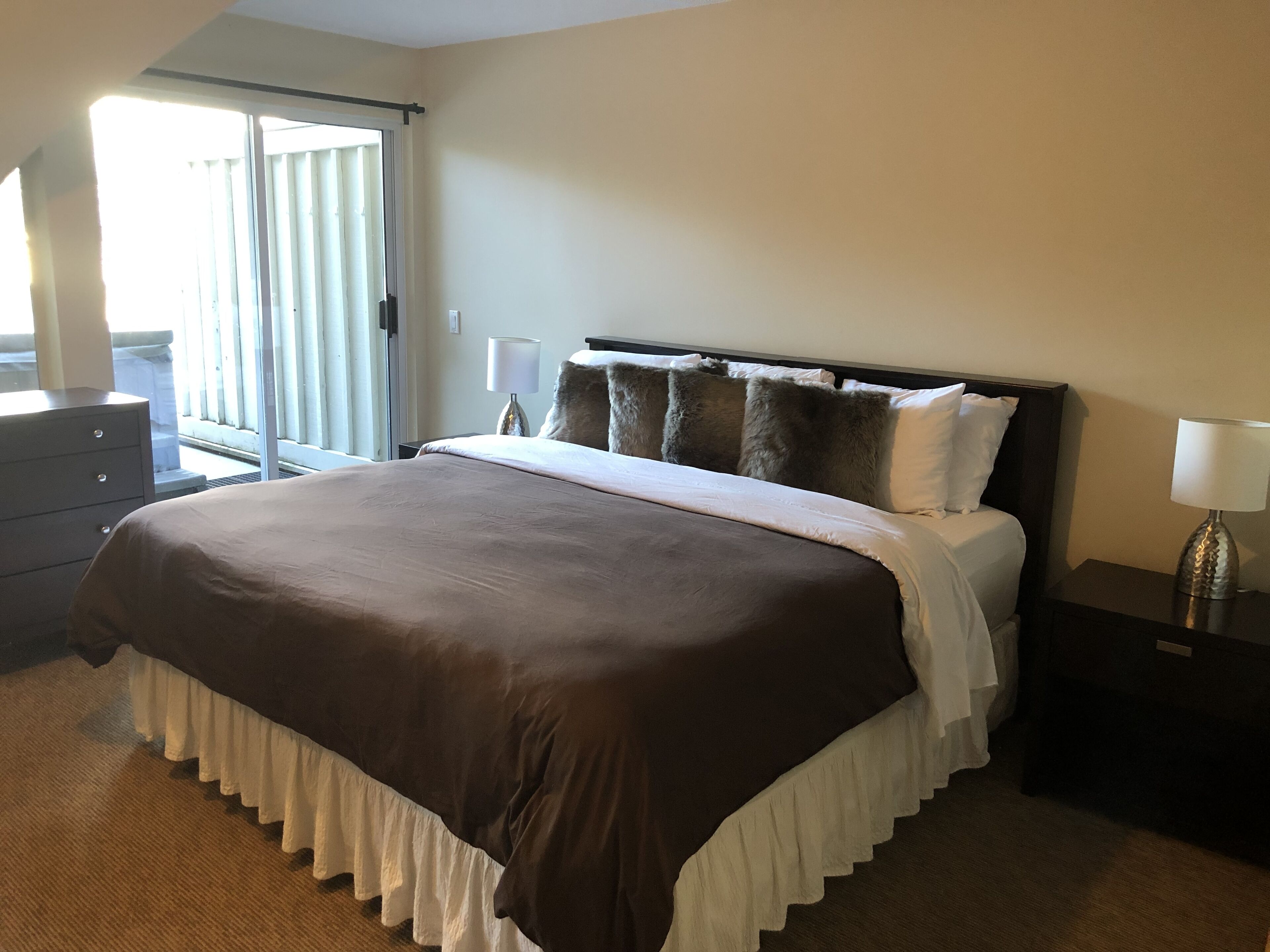 Whistler Village! 3 Bdrm+2.5 Bath+Private HotTub. Walk to everthing!