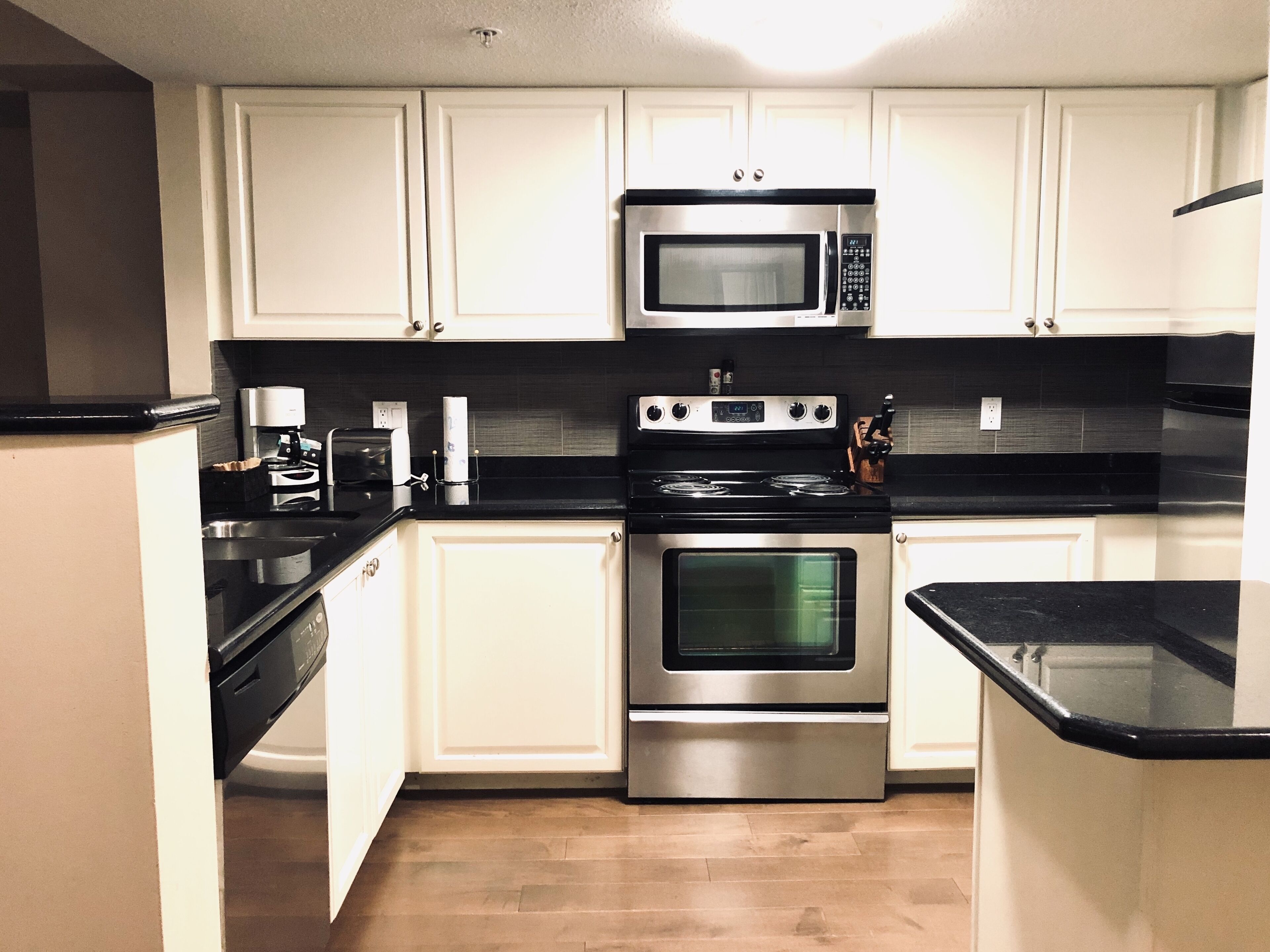 Whistler Village! 3 Bdrm+2.5 Bath+Private HotTub. Walk to everthing!