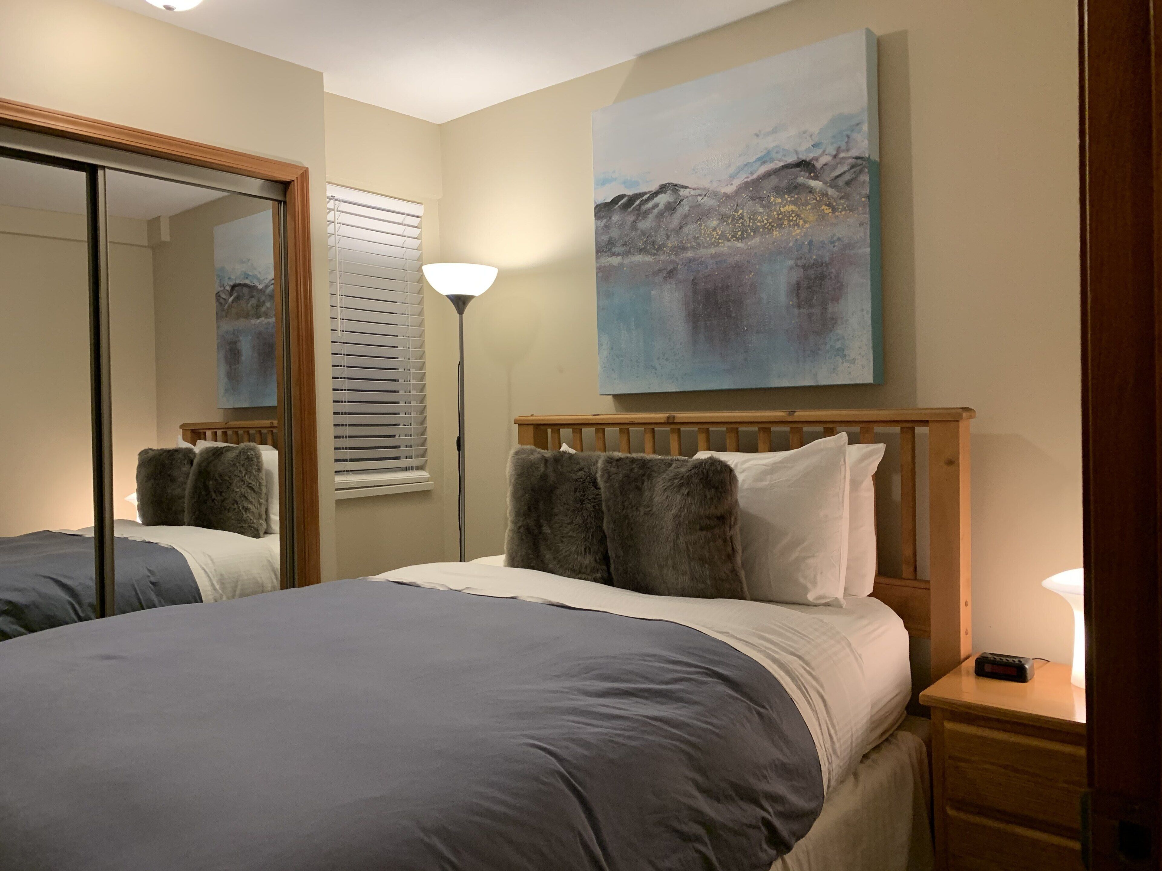 Whistler Village! 3 Bdrm+2.5 Bath+Private HotTub. Walk to everthing!