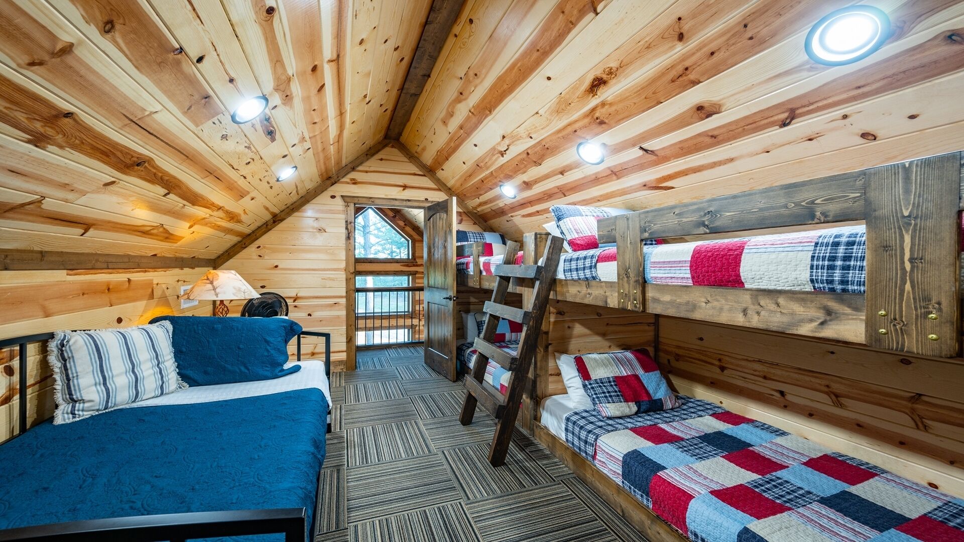 Lost Creek Lodge-Well Appointed Lodge, Pool Table, Bunk House, Hot Tub, Play Set