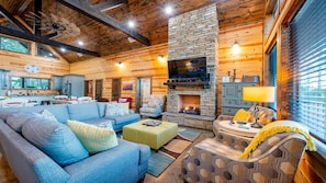 Una Smart TV, una chimenea, un reproductor de DVD
