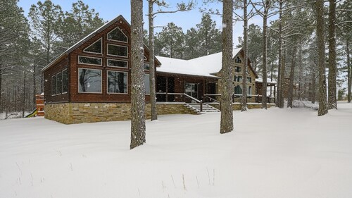 Lost Creek Lodge-Well Appointed Lodge, Pool Table, Bunk House, Hot Tub, Play Set