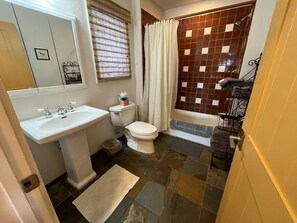 Tina con regadera, amenidades de baño ecológicas, secadora de cabello 