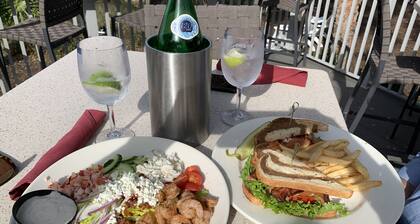 🌴Waterfront Relaxing Retreat Wonderful Views & Amenities!