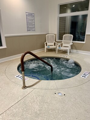 Inomhuspool och utomhuspool