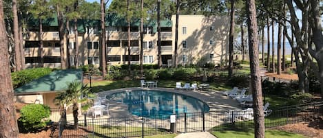 Una piscina techada, una piscina al aire libre