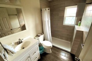 Shower, towels - Lake Champlain Escape: Cottage #7 at Isle View Lake Cottages in Vermont (Alburgh)