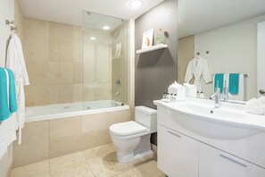 Badewanne, Haartrockner, Handtücher, Shampoo