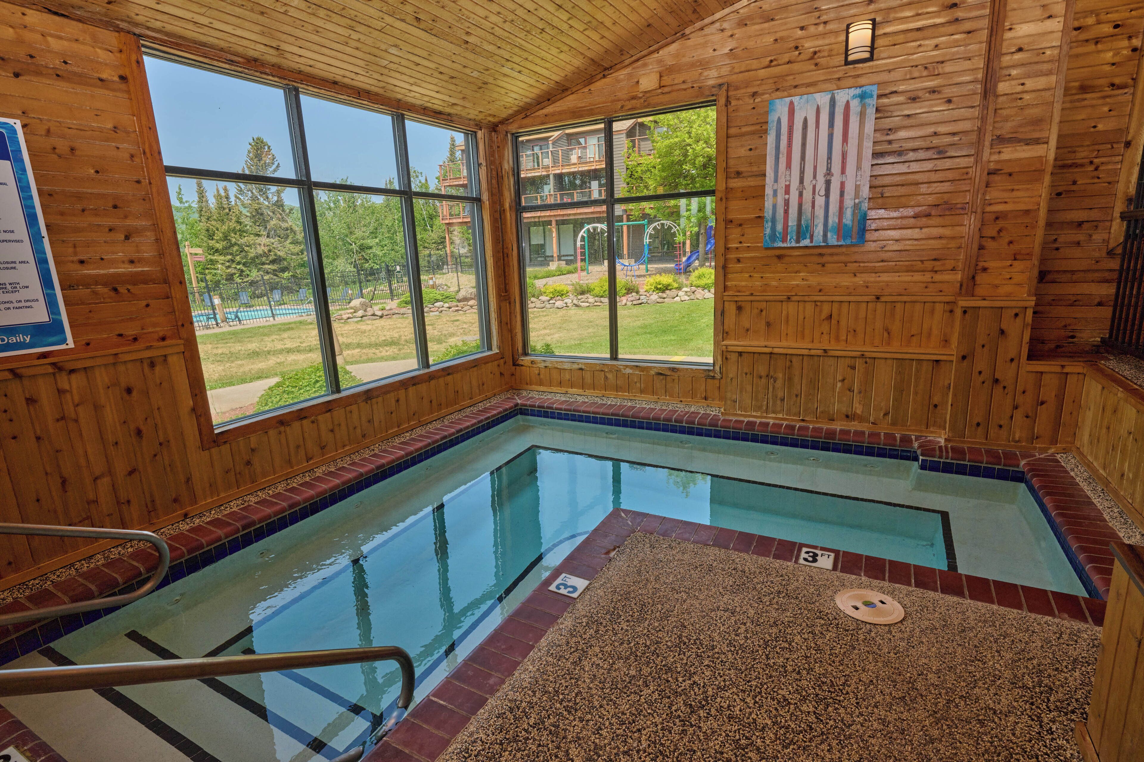 Una piscina cubierta, una piscina al aire libre