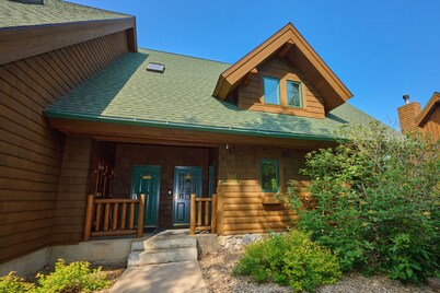 "North Shore Retreat" Lutsen 5 Bed/4 Bath, Sleeps 14, Ski in - Ski out