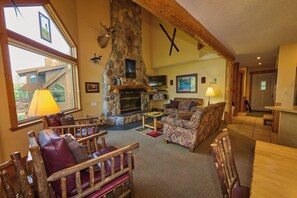 Smart TV, fireplace, DVD player, ping pong - "North Shore Retreat" Lutsen 5 Bed/4 Bath, Sleeps 14, Ski in - Ski out (Lutsen)
