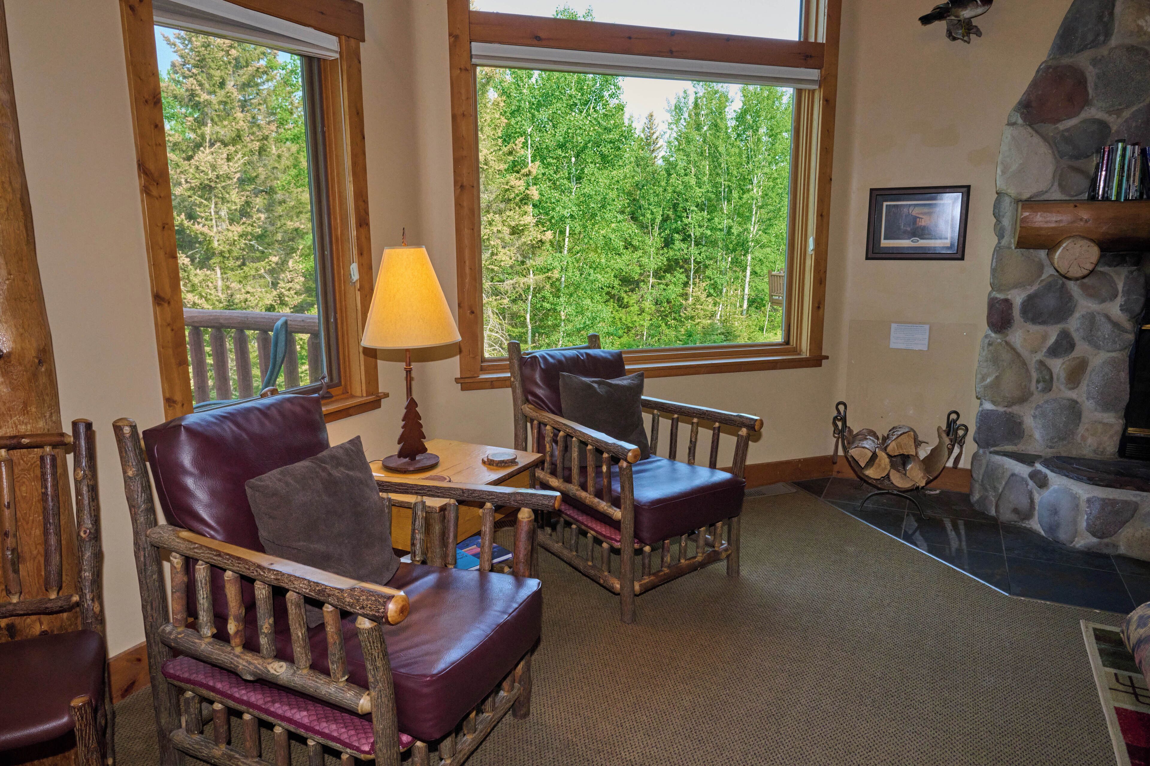 Smart TV, fireplace, DVD player, ping pong