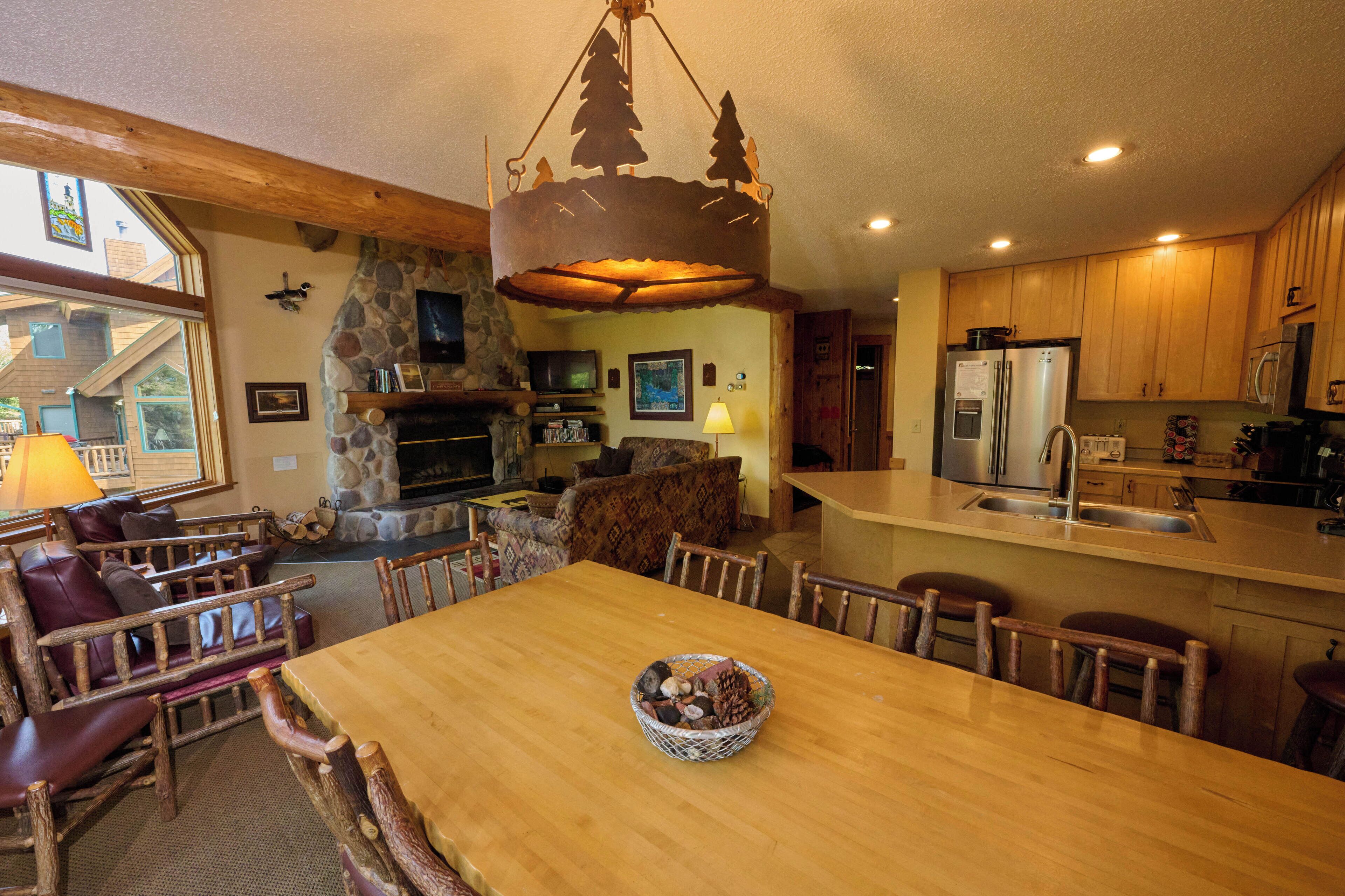 "North Shore Retreat" Lutsen 5 Bed/4 Bath, Sleeps 14, Ski in - Ski out
