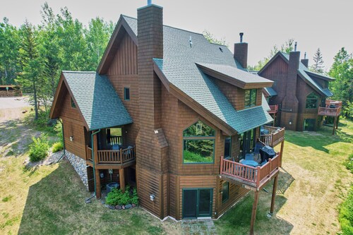 "North Shore Retreat" Lutsen 5 Bed/4 Bath, Sleeps 14, Ski in - Ski out