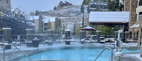 Una piscina techada, una piscina al aire libre