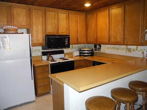 ثلاجة، ميكروويف، موقد طهي مسطح، غسالة أطباق