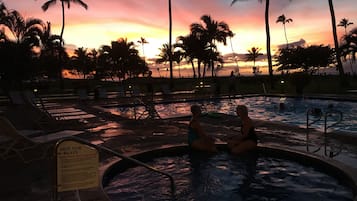 Utendørsbasseng og et oppvarmet basseng