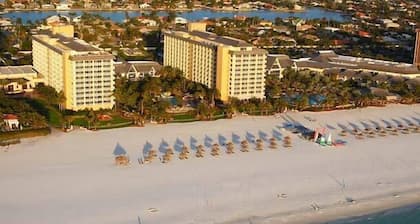 Gorgeous Condo and Ideal Vacation! Steps to Beach! Great couples get-away
