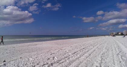 Upea huoneisto ja ihanteellinen loma! Vaiheet rannalle! Upeat parit pääsevät pois