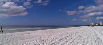 Gorgeous Condo and Ideal Vacation! Steps to Beach! Great couples get-away