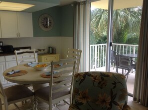 Dining - Gorgeous Condo and Ideal Vacation! Steps to Beach! Great couples get-away (Marco Island)