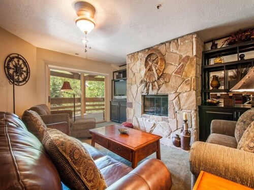 Platinum Rated 2BR Sleeps 7/8 - Walk to the Slopes, Downtown Location,Location!!