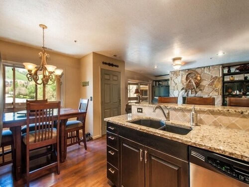 Platinum Rated 2BR Sleeps 7/8 Walk to the Slopes, Downtown. Location,Location!!!