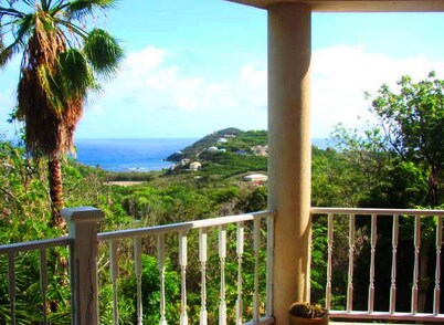 Couples Retreat, King Bed, Wi-Fi, Cable TV, A/C, Close to Cruz Bay