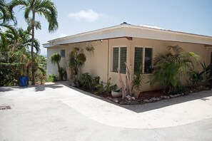 Property grounds - Couples Retreat, King Bed, Wi-Fi, Cable TV, A/C, Close to Cruz Bay (St.John)