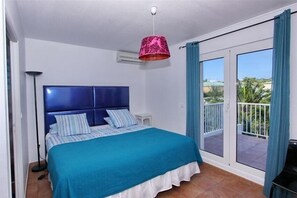 3 chambres, coffres-forts dans les chambres, fer et planche à repasser