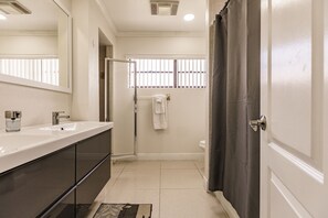 Ensemble baignoire-douche, séchoir à cheveux, serviettes fournies, savon